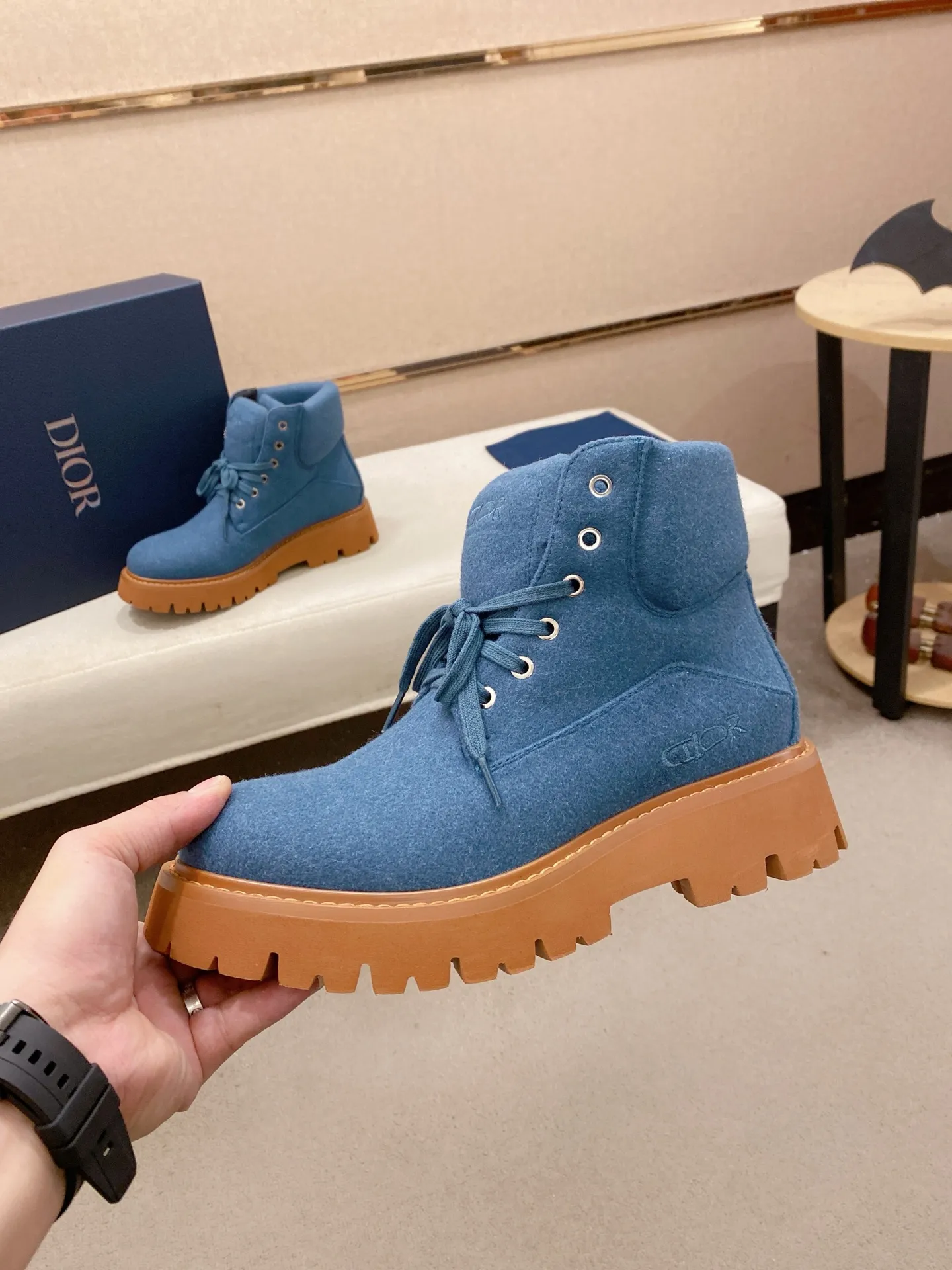 Factory price: 560💰[Dior·Dior] New casual high-top men's shoes, new spring and summer design, perfect workmanship, lace-up lazy style to create cabinet quality, upper: imported first-layer cowhide, high-grade sheepskin lining soft and comfortable, ultra-light TPU wear-resistant outsole, simple, versatile fashion men's shoes, excellent color code number 38-44. Customized at 45.46